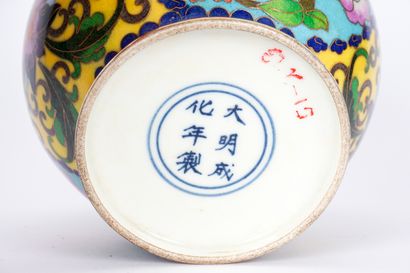 null Vase seau cloisonné bleu et blanc « Flower Garden », marque de règne Ch’eng-hua.

Chine,...