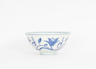 null MING BOWL 

White bowl decorated with blue flowers, painted in the Ming style...