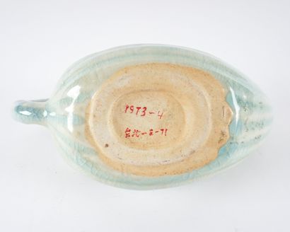 null Théière émail blanc crème « Melon ».

Chine, XXe siècle

20 x 9 x 10 cm – 7.75...