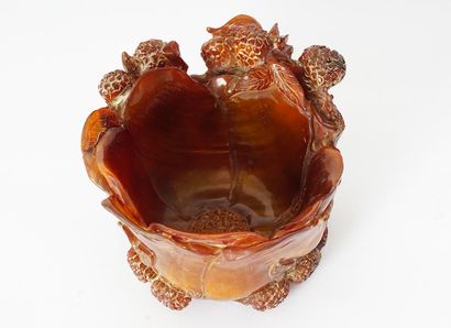 null CUP 

Horn cup in amber imitation, decorated with lychees.

Dimensions : 7x10...