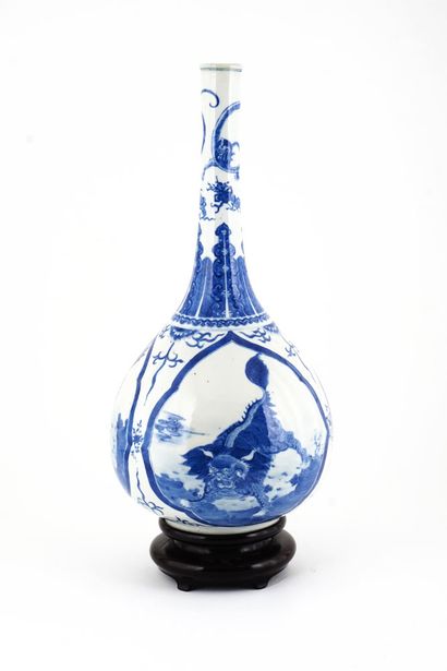 null Vase bouteille chinois en porcelaine bleue et blanche, à décor de lions dans...