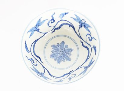 null MING BOWL 

White bowl decorated with blue flowers, painted in the Ming style...