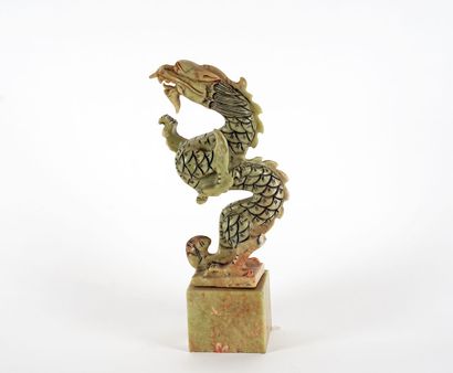 null STATUETTE

Statuette chinoise moderne en stéatite, représentant un dragon. 

8x28...