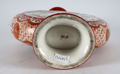 null PORCELAIN

Japanese gourd vase in porcelain and coral enamels, decorated with...