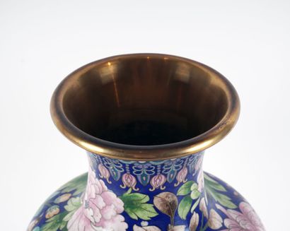 null Chinese cloisonné vase, decorated with peonies.

28x52 cm - 11x20.5''