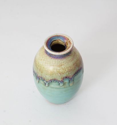 null VASE

Vase ovoïde en céramique émaillé bleu, à glaçure beige et lavande craquelée...
