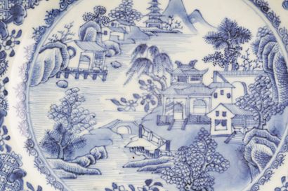 null Assiette en porcelaine en bleu et blanc au motif de paysage traditionnel chinois,...