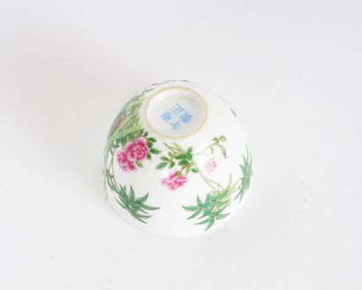null YONGZHENG 



Coupe à thé en porcelaine à décor de bambous et de fleurs roses,...