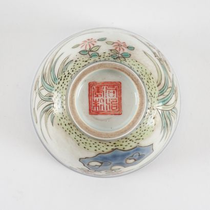 null Famille rose "Rocky Garden" tea cup, Tongzhi reign mark.

China, Tongzhi Period

7...