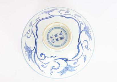 null MING BOWL 

White bowl decorated with blue flowers, painted in the Ming style...