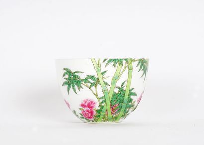 null YONGZHENG 



Coupe à thé en porcelaine à décor de bambous et de fleurs roses,...