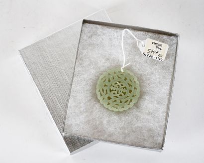 null PENDENT

Modern chinese pendent made of serpentine stone. 

Diameter: 6 cm -...