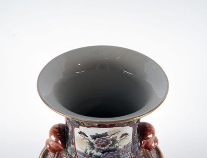 null PAIRE DE VASES

Paire de vases chinois en porcelaine, à l’imitation de cloisonnés.

26x47...