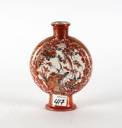 null PORCELAINE

Vase gourde japonais en porcelaine et émaux corails, à décor de...