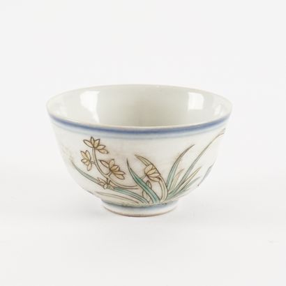 null Famille rose "Rocky Garden" tea cup, Tongzhi reign mark.

China, Tongzhi Period

7...