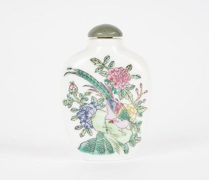 null SNUFF BOTTLES

Lot of three porcelain snuff bottles decorated with children,...
