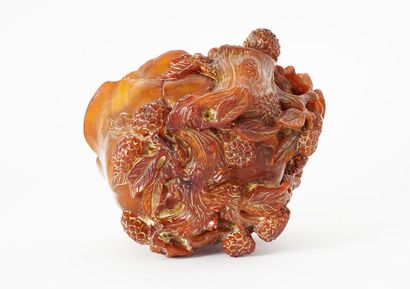 null CUP 

Horn cup in amber imitation, decorated with lychees.

Dimensions : 7x10...