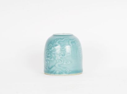 null PAINTER'S CUP 

Bluish lavender painter's cup, in enamelled porcelain. Volute...
