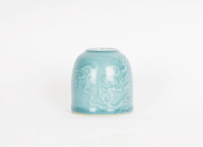 null PAINTER'S CUP 

Bluish lavender painter's cup, in enamelled porcelain. Volute...