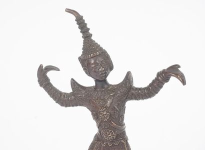 null BRONZE

Bronze subject, representing a dancer from Cambodia.

Dimensions: 12x23...