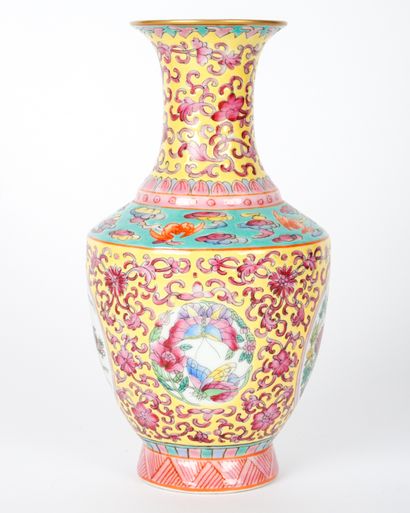 null Vase balustre de la famille Rose « Jardin d’oiseaux », marque de règne Yongzheng.

Chine,...