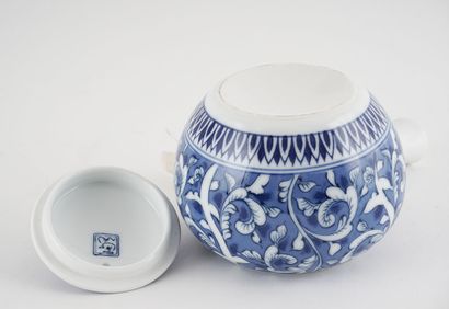 null SERVICE

Service japonais en porcelaine à décor bleu de lotus et rinceaux, comprenant...