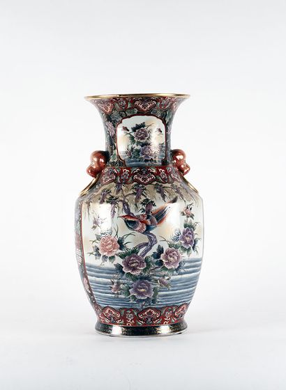 null PAIR OF VASES

Pair of Chinese porcelain vases, imitating cloisonné.

26x47...