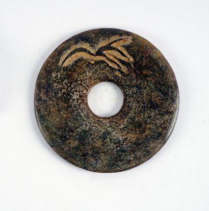 null Set of 16 archaic bi discs in various hard stones, some decorated with dragons,...