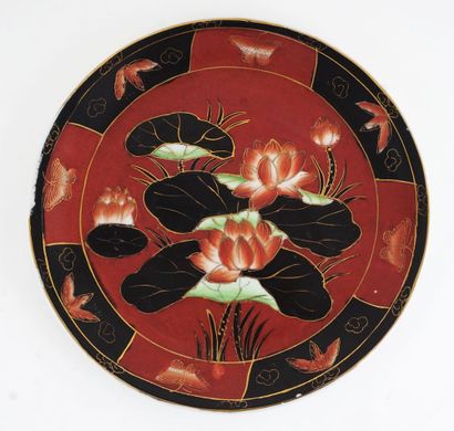 null Grande assiette japonaise sur laquelle sont peints des fleurs et papillons rouges...