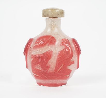 null SNUFF BOTTLE

Chinese snuff bottle in red overlay glass, decorated with fish...