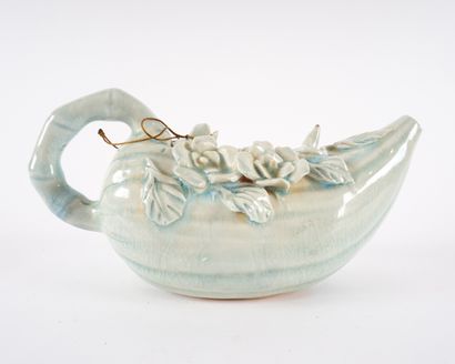 null Creamy white glazed "Melon" teapot

China, 20th Century

20 x 9 x 10 cm – 7.75...