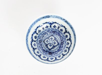 null STYLE MING



Coupe en porcelaine blanche à motifs et décor de lotus bleus,...