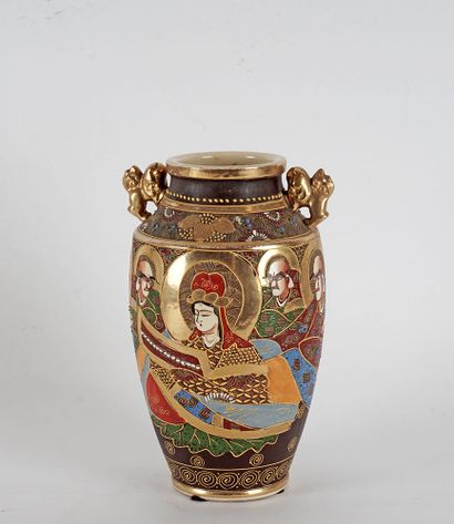null VASE SATSUMA

Vase japonais en faïence de Satsuma, datant du début du XXe siècle.

17x27...
