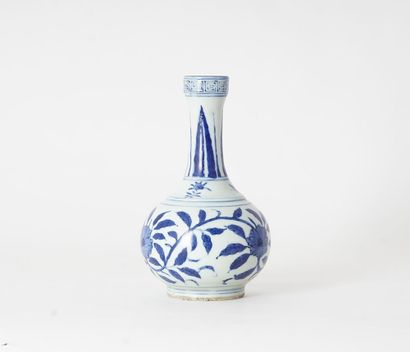 null VASE

A porcelain bottle vase, decorated in blue under a cover of flowers and...
