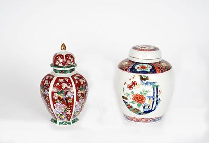 null Jarre japonaise en porcelaines et son couvercle, aux motifs fleuris,

11.5x15...
