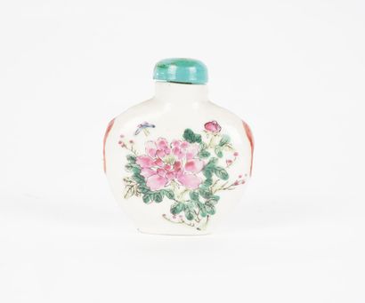 null FLACONS TABATIÈRES

Lot de trois flacons tabatières chinois en porcelaine à...