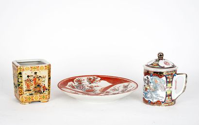 null Lot de porcelaine japonaise comprenant une assiette peinte de motifs rouges...