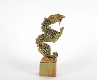 null STATUETTE

Statuette chinoise moderne en stéatite, représentant un dragon. 

8x28...