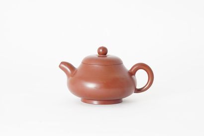 null TEAPOT

Small yixing teapot. Bears a Gu Jingzhou mark and the date 1968 on the...