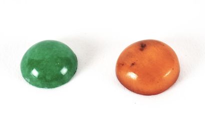 null CHINESE CAPS

Two chinese cabochons or tabaco falcon caps. One is made of jadeite,...
