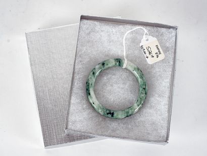 null JADEITE 

Modern chinese jadeite bangle. 

Diameter: 8 cm - 3''