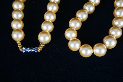 null COLLIER DE PERLES

Collier de perles dorées des mers du sud

L : 53cm – 21’...