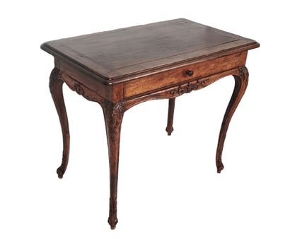 null Table d'époque Louis XV en bois d'acajou, ouvre sur un tiroir, finement décoré...