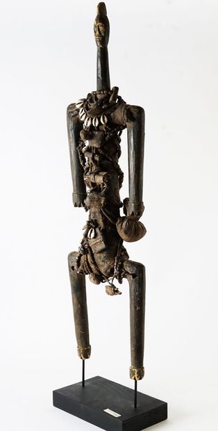 null Poupée Nanji/Dowayo en bois teint, amulettes et grigris. 

Afrique centrale,...