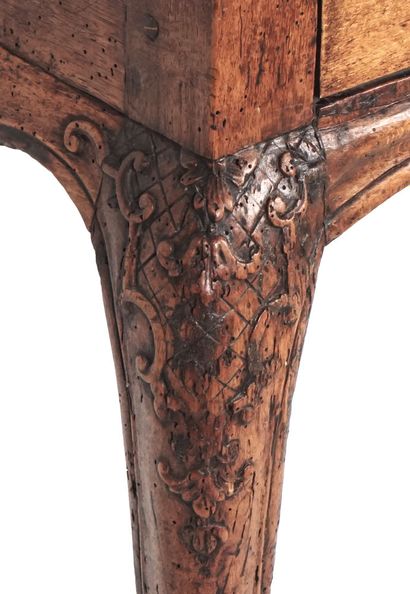 null Table d'époque Louis XV en bois d'acajou, ouvre sur un tiroir, finement décoré...