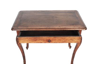 null Table d'époque Louis XV en bois d'acajou, ouvre sur un tiroir, finement décoré...