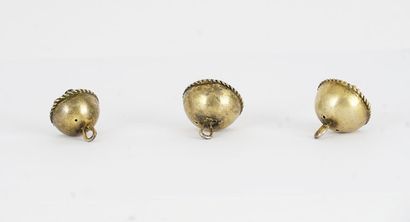 null Ensemble de trois boutons du XIXe siècle, probablement d'origine ottomane, décorés...