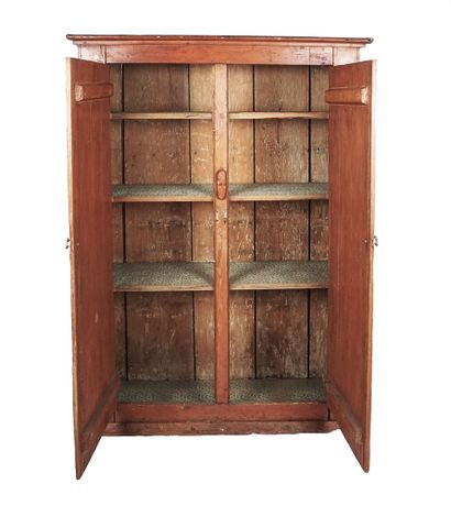 null Natural wood cabinet, opens with two leaves, on three shelves, porcelain handles.

Quebec,...