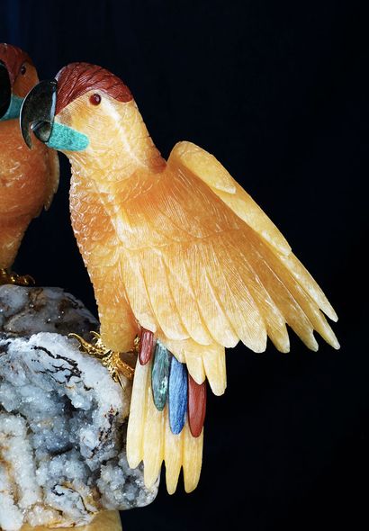 null Set of two parrots by AMSTERDAM SAUER, sculptures in yellow calcite, amazonite,...