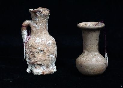 null Deux petits vases romains en terre cuite, dont une cruche, elle mesure 7,6 cm...